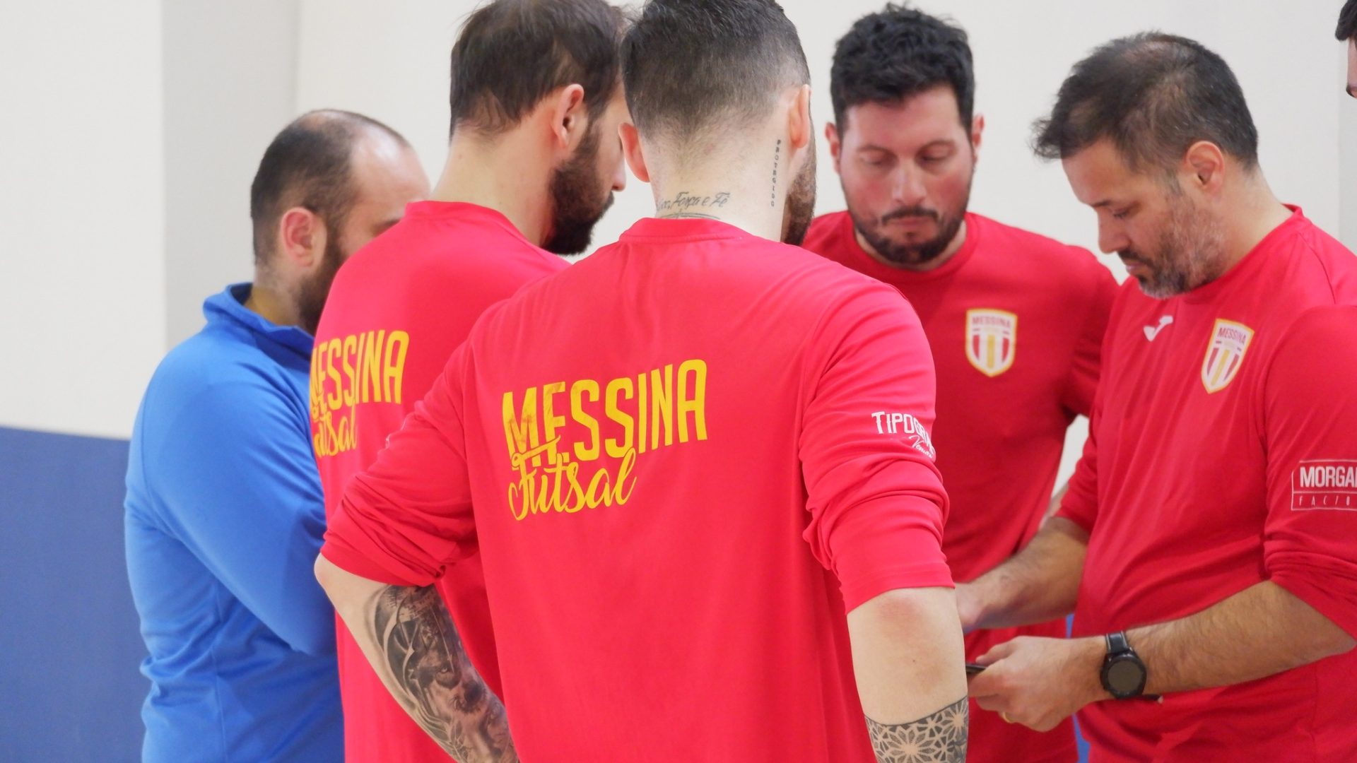 Il tecnico Marcelo Mittelman con i giocatori del MESSINA FUTSAL
